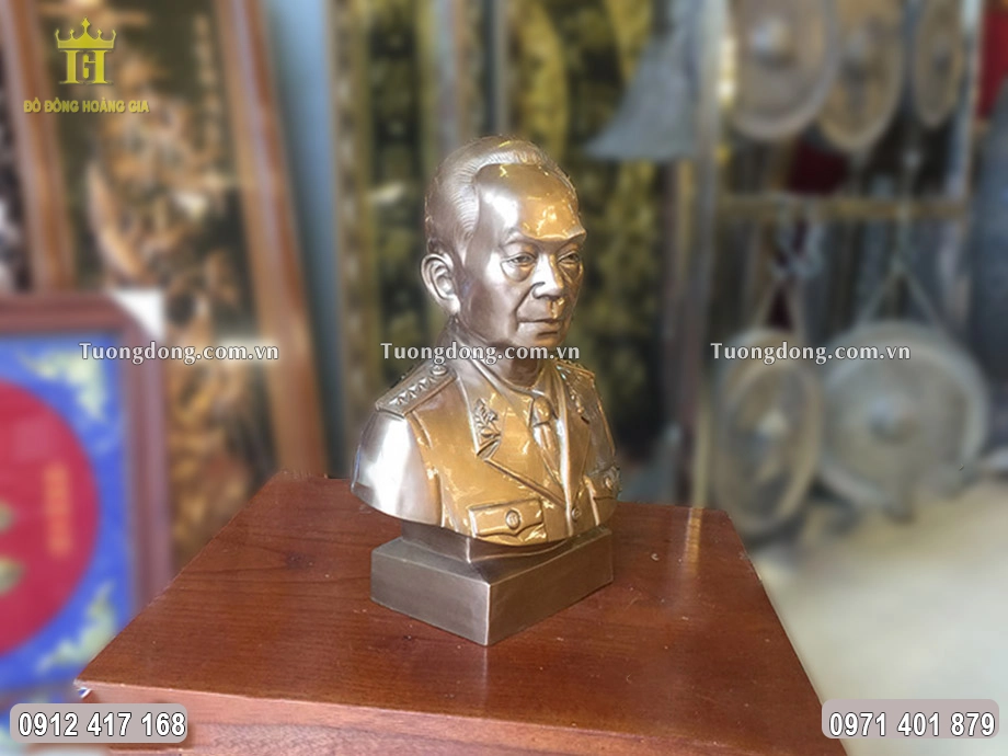 Hình ảnh nhìn nghiêng của bức tượng đồng